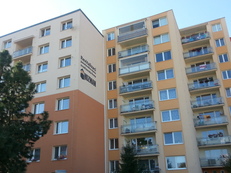 Realizace panelového domu v Komenského ulici v Plzni